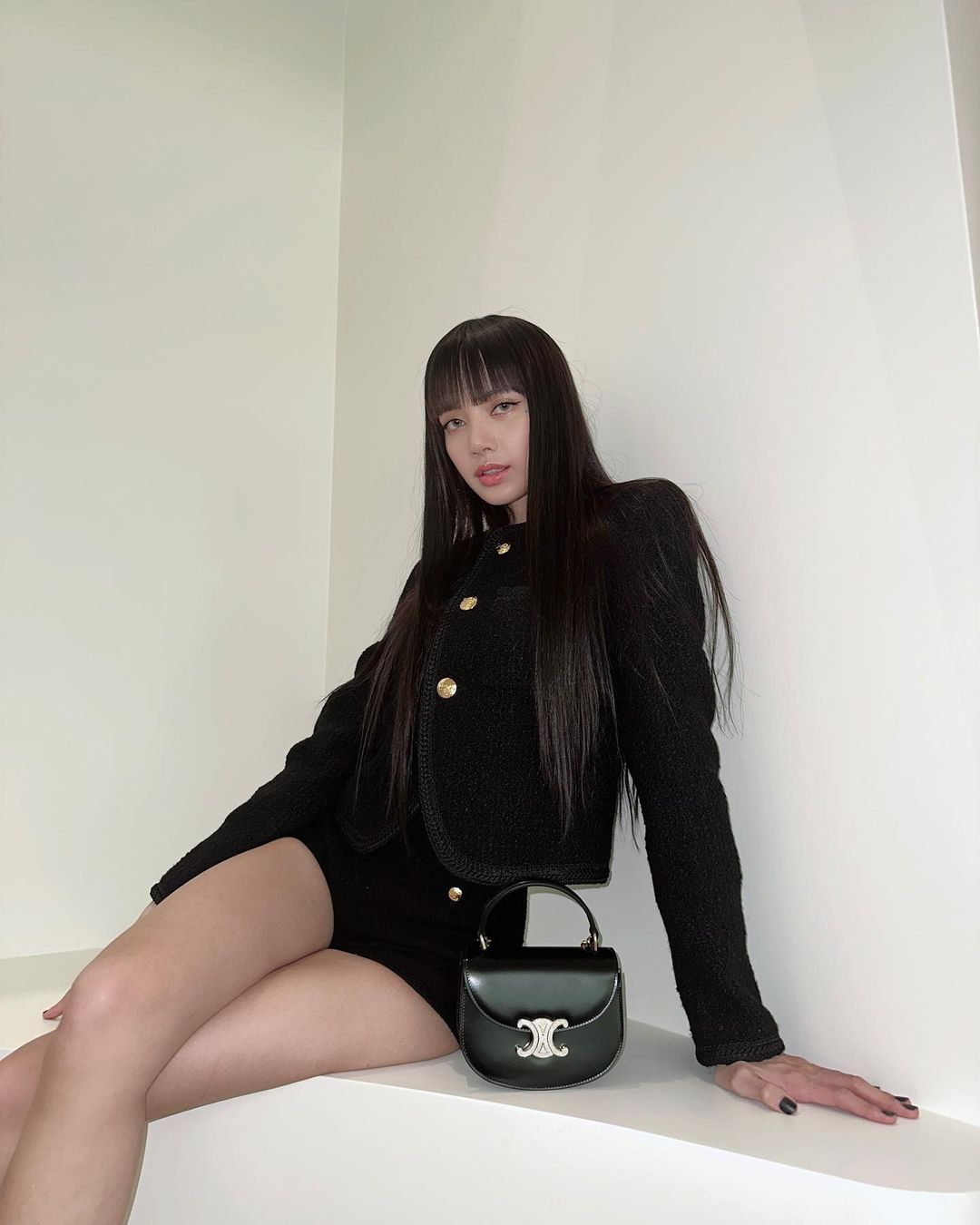 Chào thu, diện đồ cực chất theo style ăn mặc của nàng đại sứ Celine - Lisa (Blackpink)