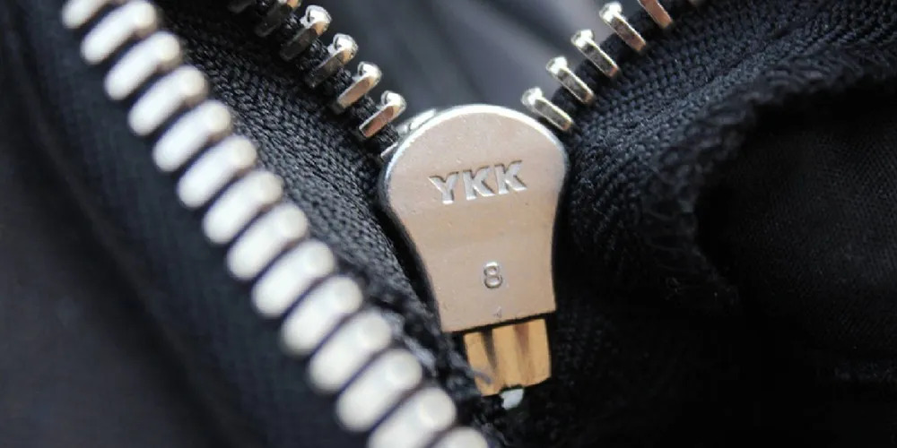Phát hiện hóa chất vĩnh cửu PFAS trong khóa kéo YKK. Liệu có giải pháp?