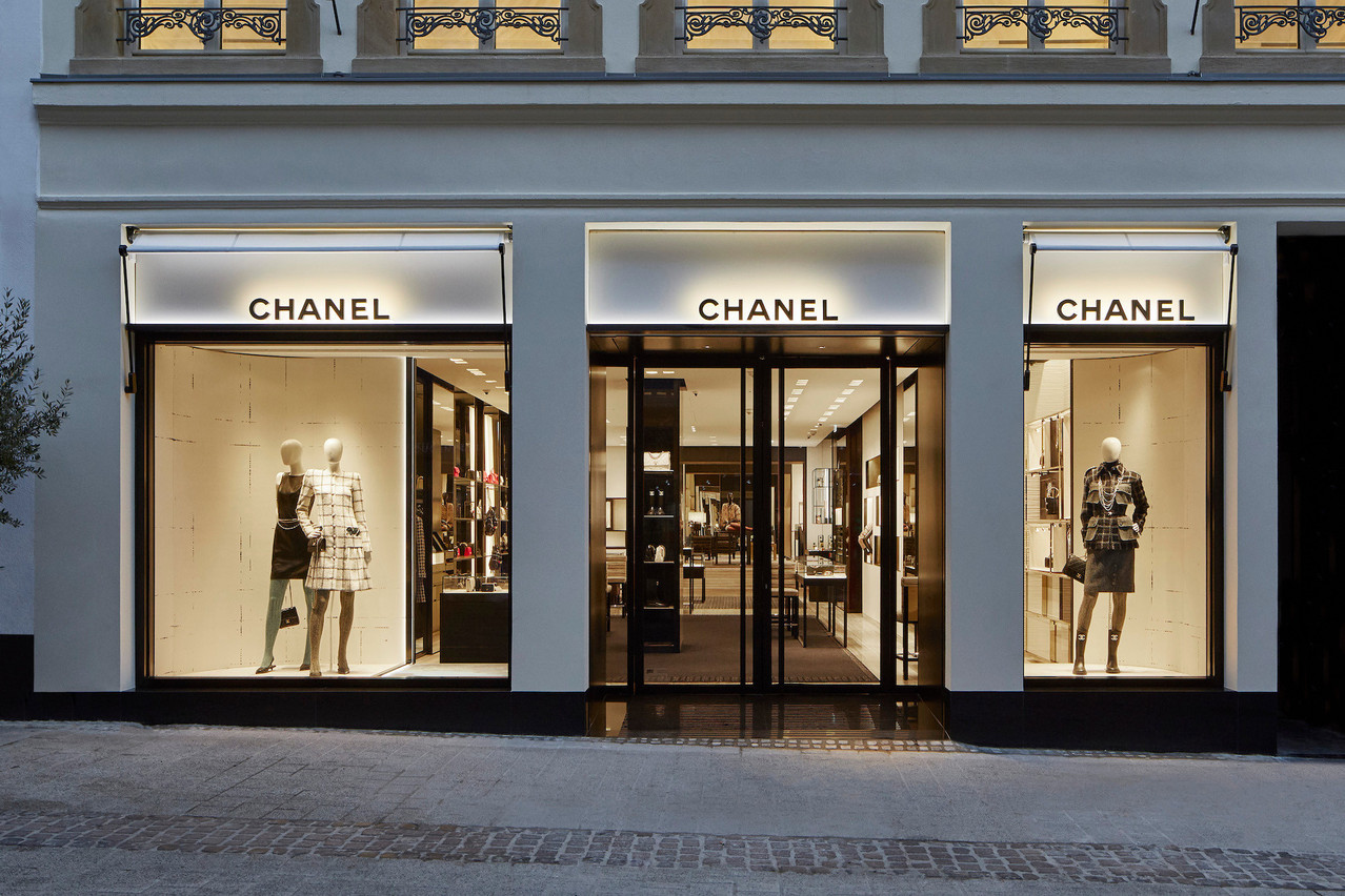 Chanel tăng giá, Classic Flap Bag được đặt lên bàn cân với Birkin