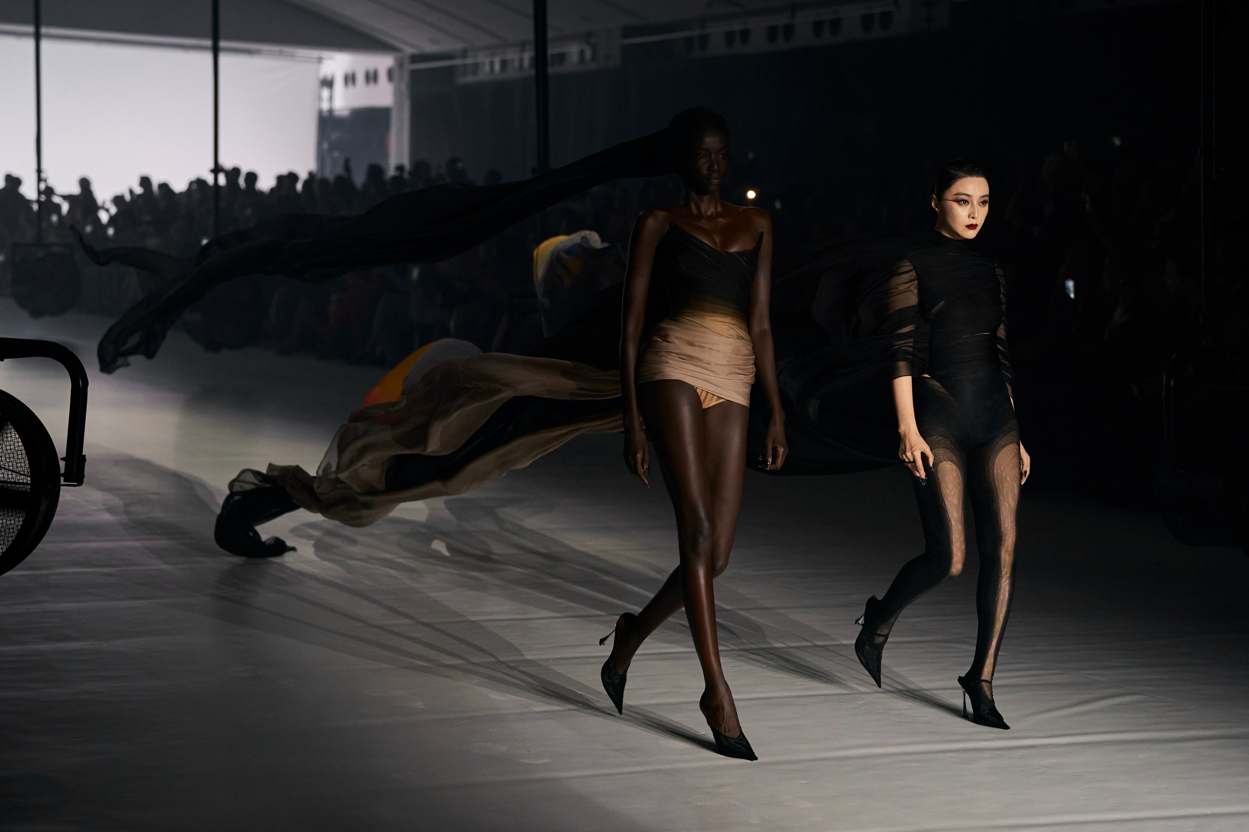 Mugler Spring 2024 - Thủy cung huyền diệu của Casey Cadwallder