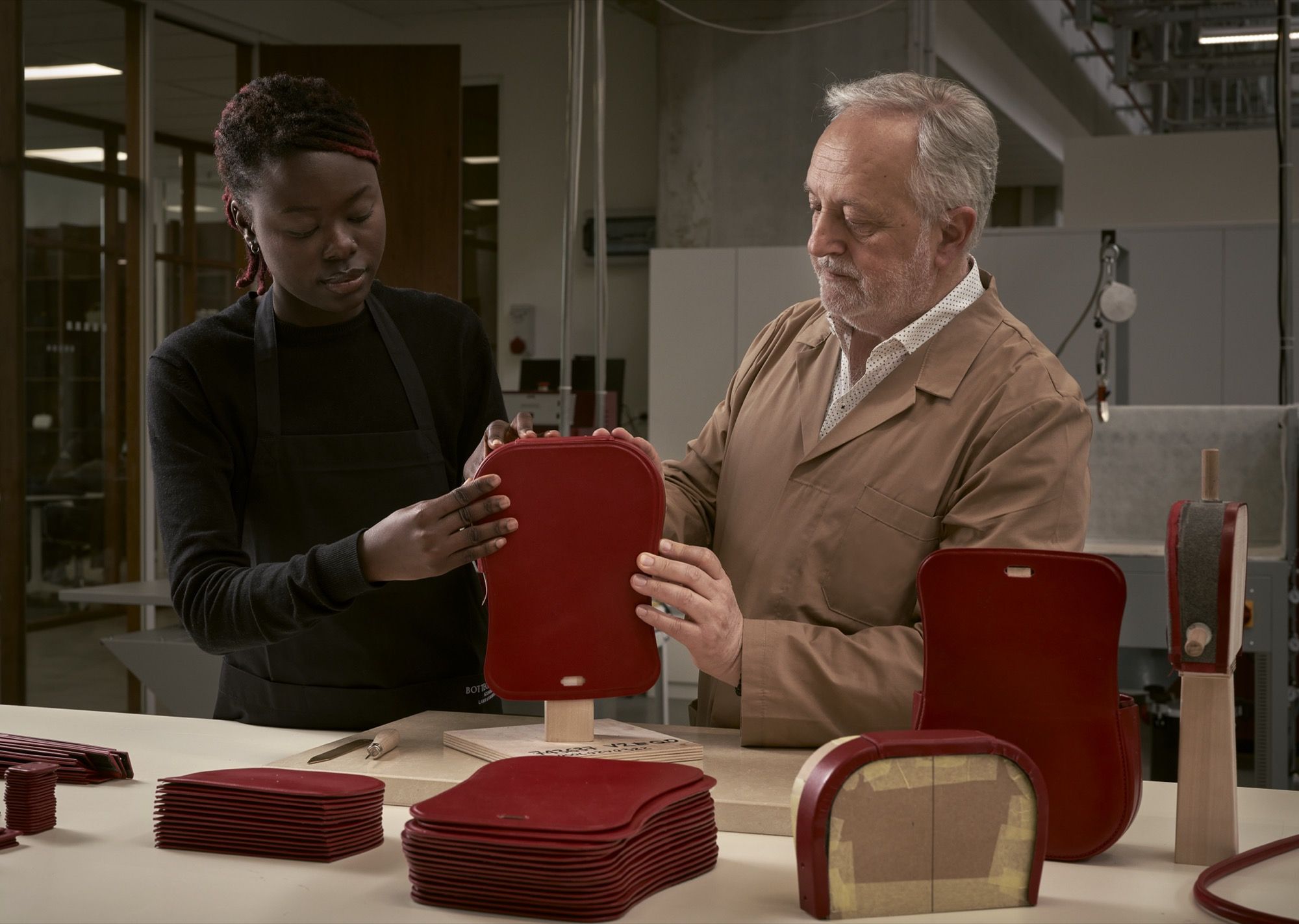 Tại sao các thương hiệu thời trang cao cấp quyết định thành lập trường dạy nghề thủ công?