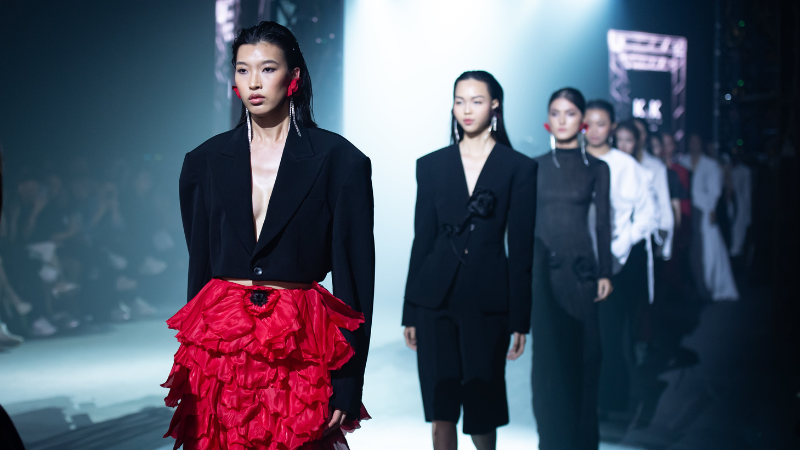 [SR Celebrating Local Pride Thu Đông 2023] K&K Fashion x PHI PHAM: Đóa anh túc của lòng biết ơn