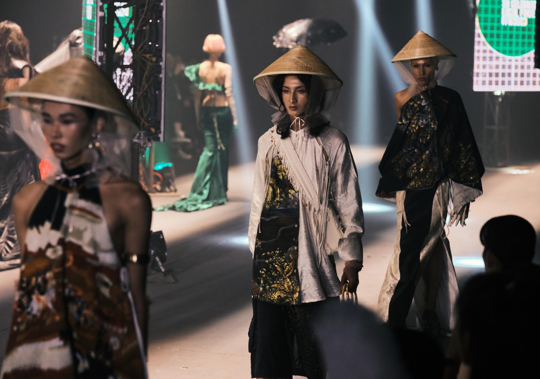 Chuyện gì đã xảy ra với thời trang Việt 2023? 