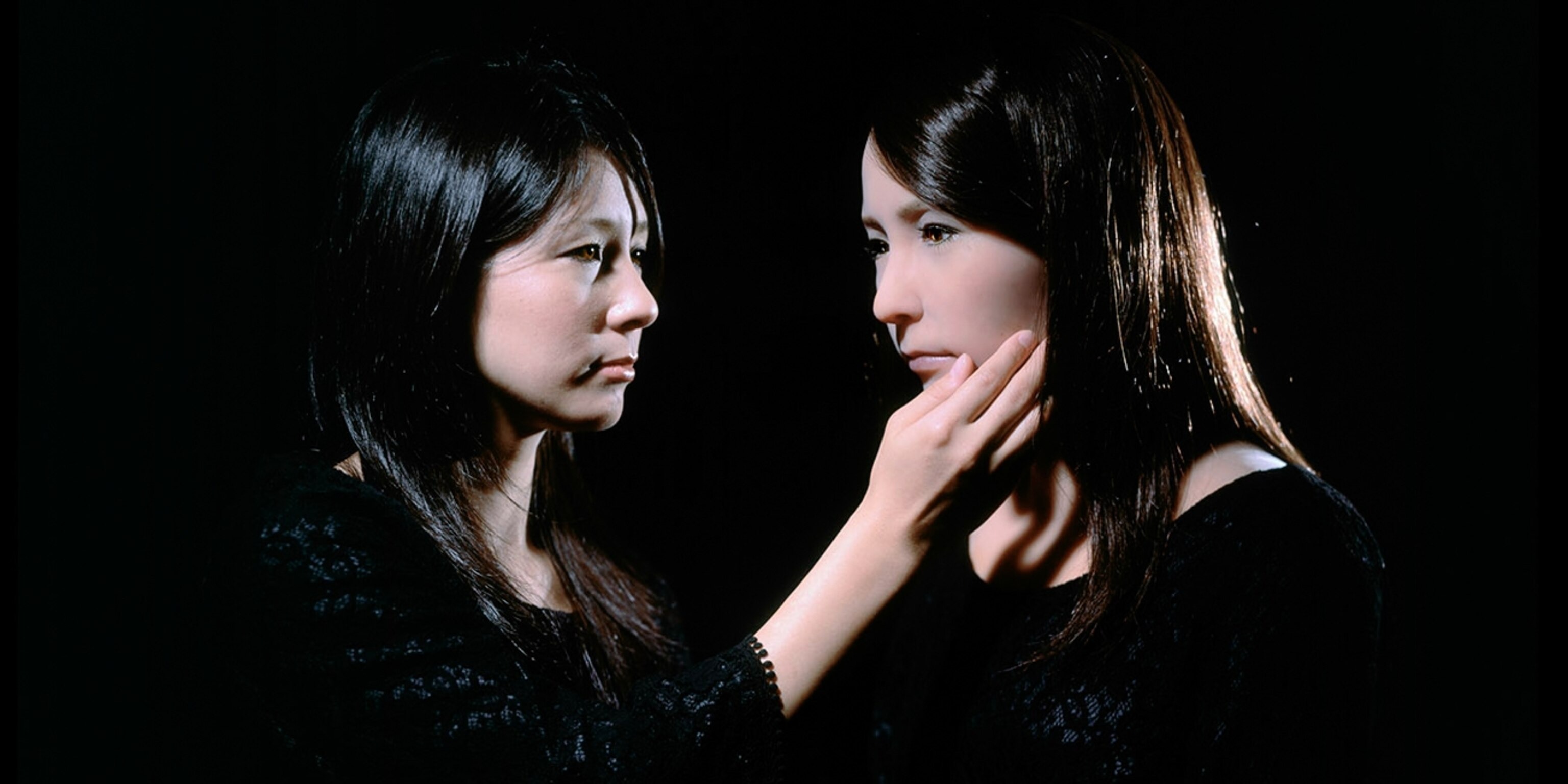 Uncanny Valley makeup - Vẻ đẹp ám ảnh lai tạo giữa con người và người máy