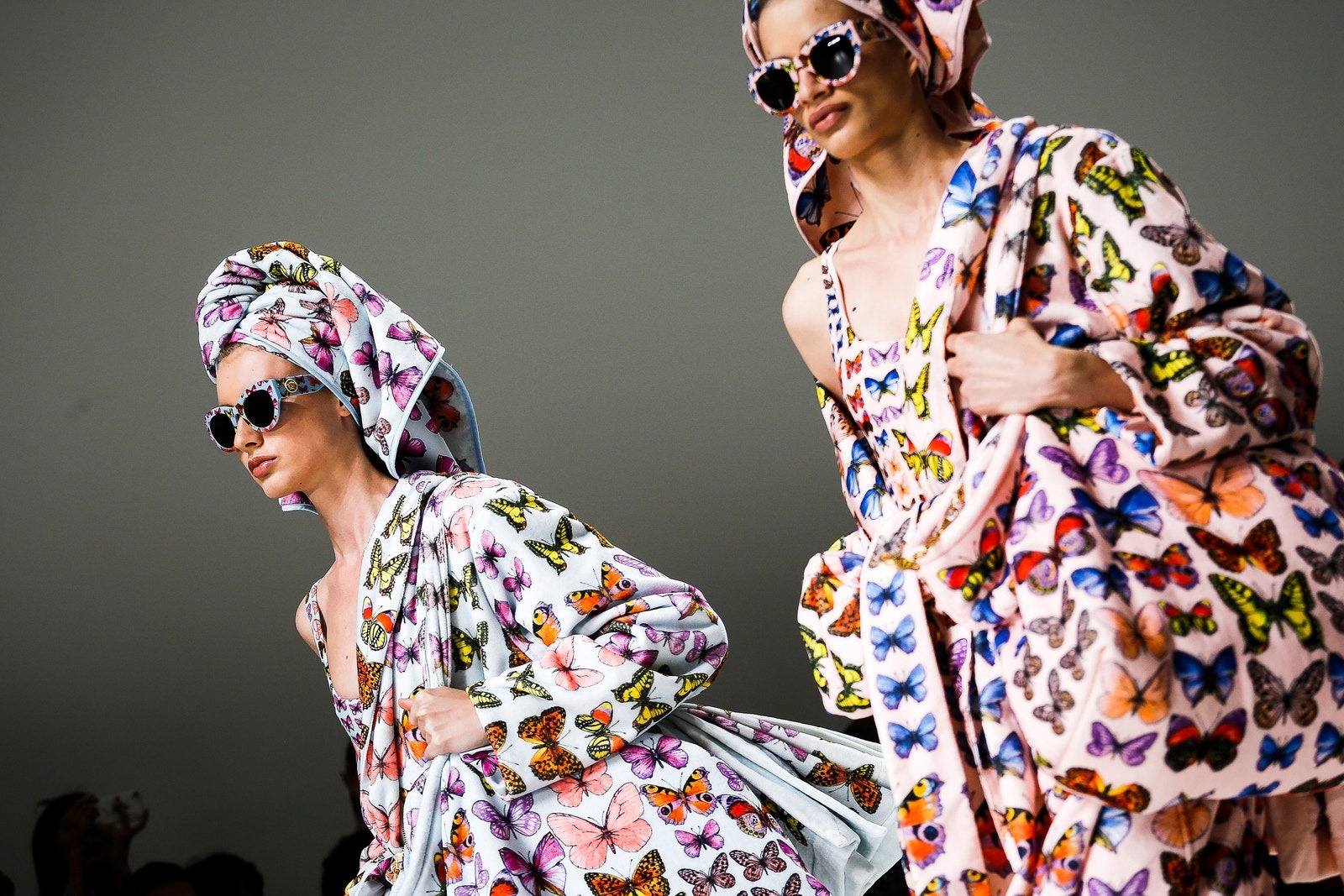 Khi khăn tắm trở thành “nàng thơ” sở hữu sức hút đặc biệt trong thế giới thời trang 