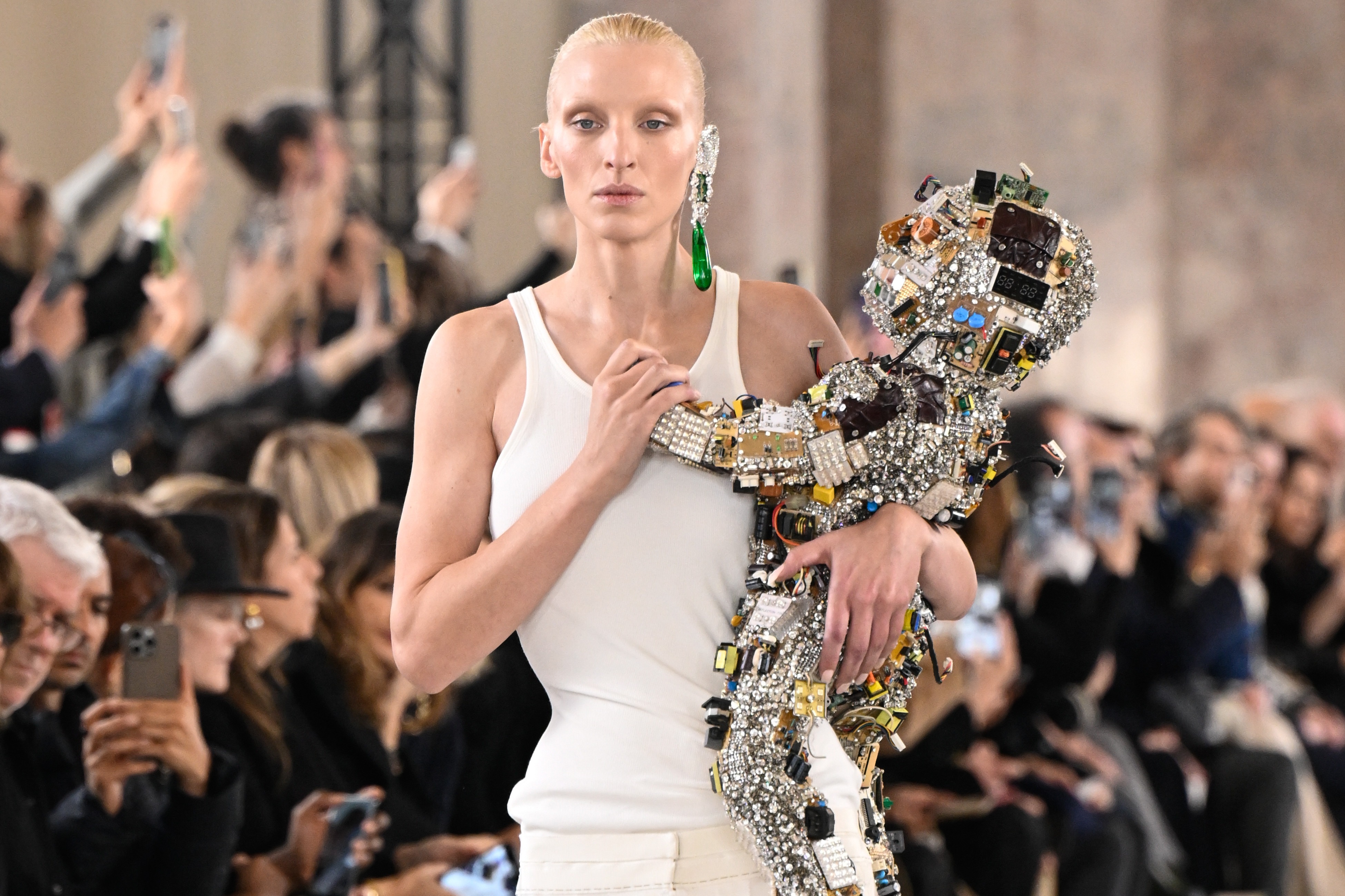 Schiaparelli Spring 2024 Couture - Đâu là giới hạn của Daniel Roseberry?
