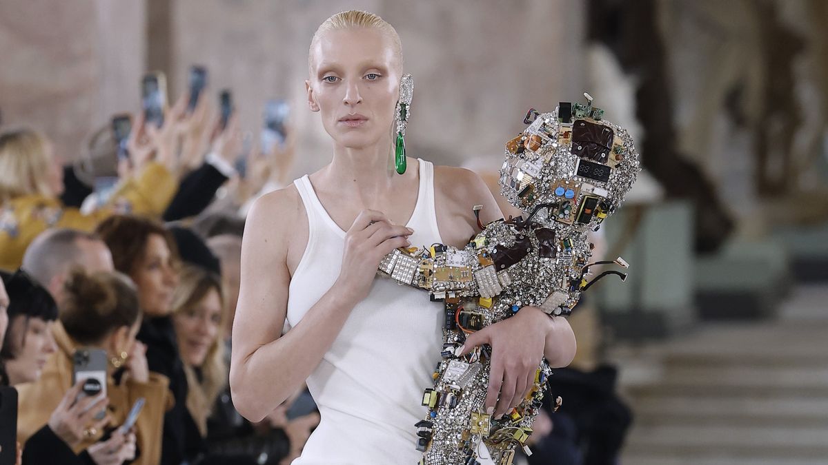 5 điểm sáng tại Paris Couture Week 2024: Schiaparelli, Maison Margiela, Rahul Mishra...