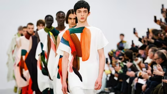 Issey Miyake giới thiệu giai điệu mùa Thu/Đông 2024 với những bức tranh nhảy múa trên sàn diễn thời trang