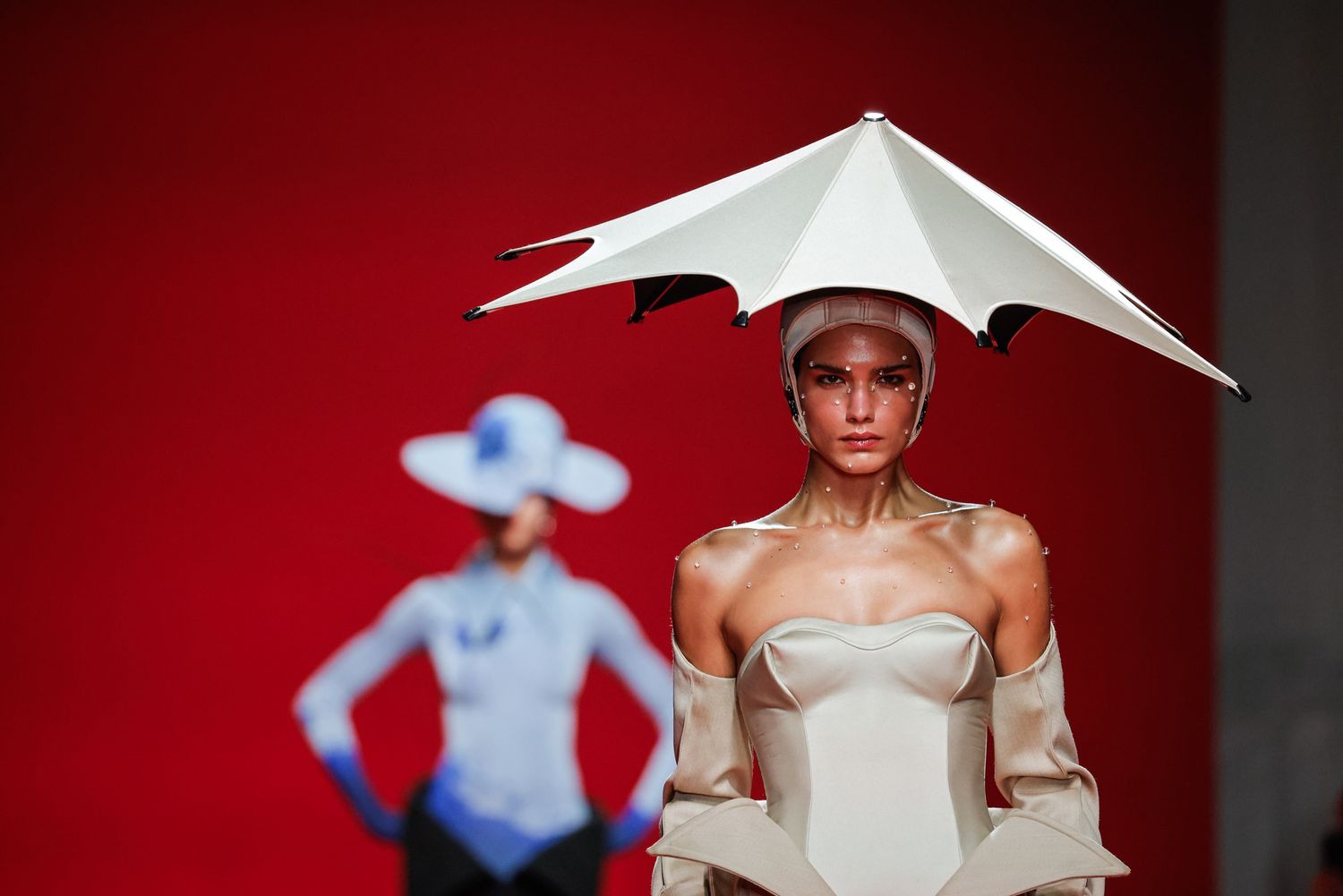 Robert Wun Spring 2024 Couture - Cuốn nhật ký thời trang đầy kinh dị của nhà thiết kế người Hồng Kông