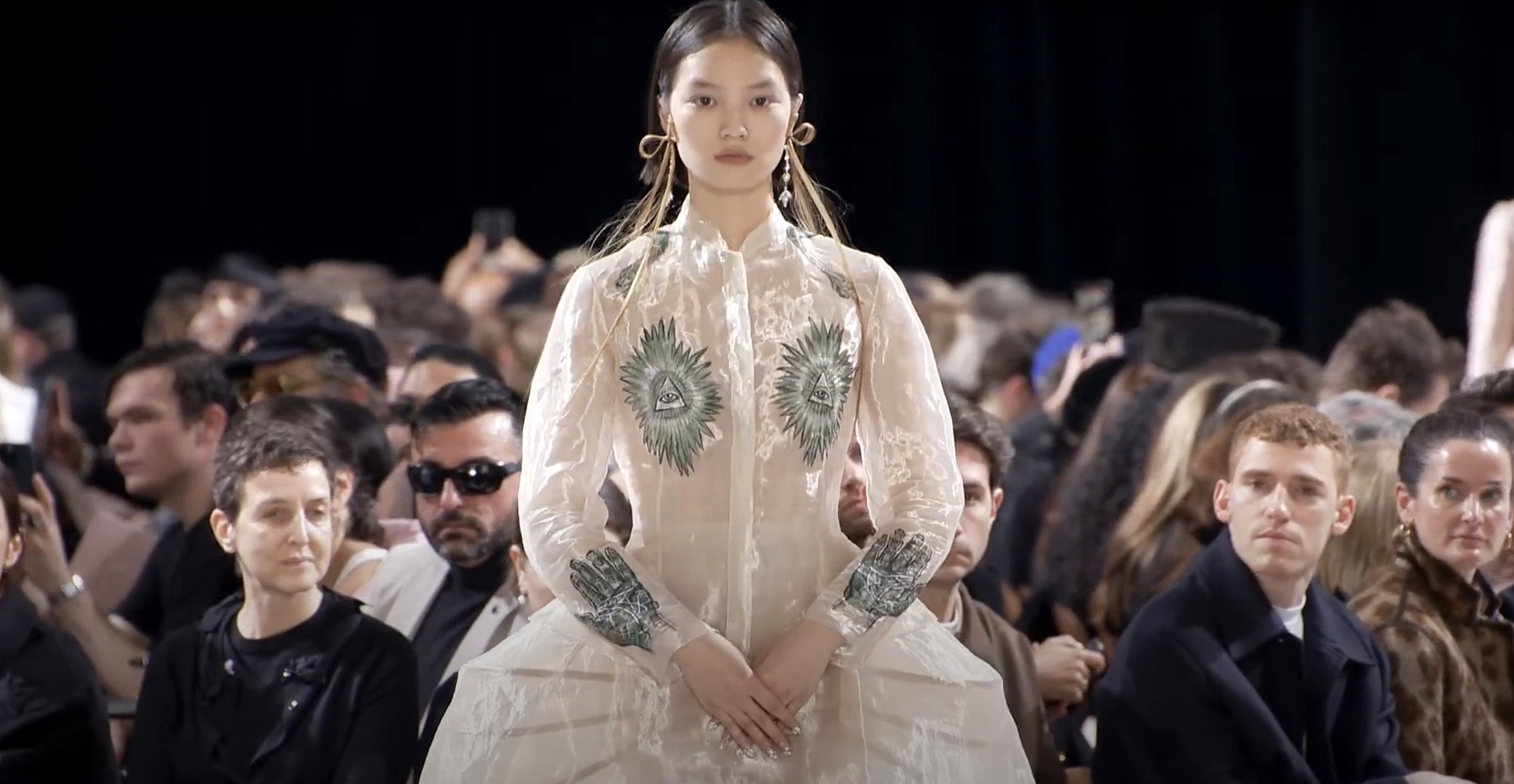 Jean Paul Gaultier Haute Couture 2024: Simone Rocha đã tạo nên những “chuẩn mực” mới về phái đẹp?
