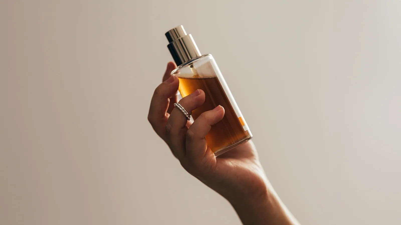 Liệu nước hoa kích thích "pheromones" có thu hút tình yêu như lời đồn?