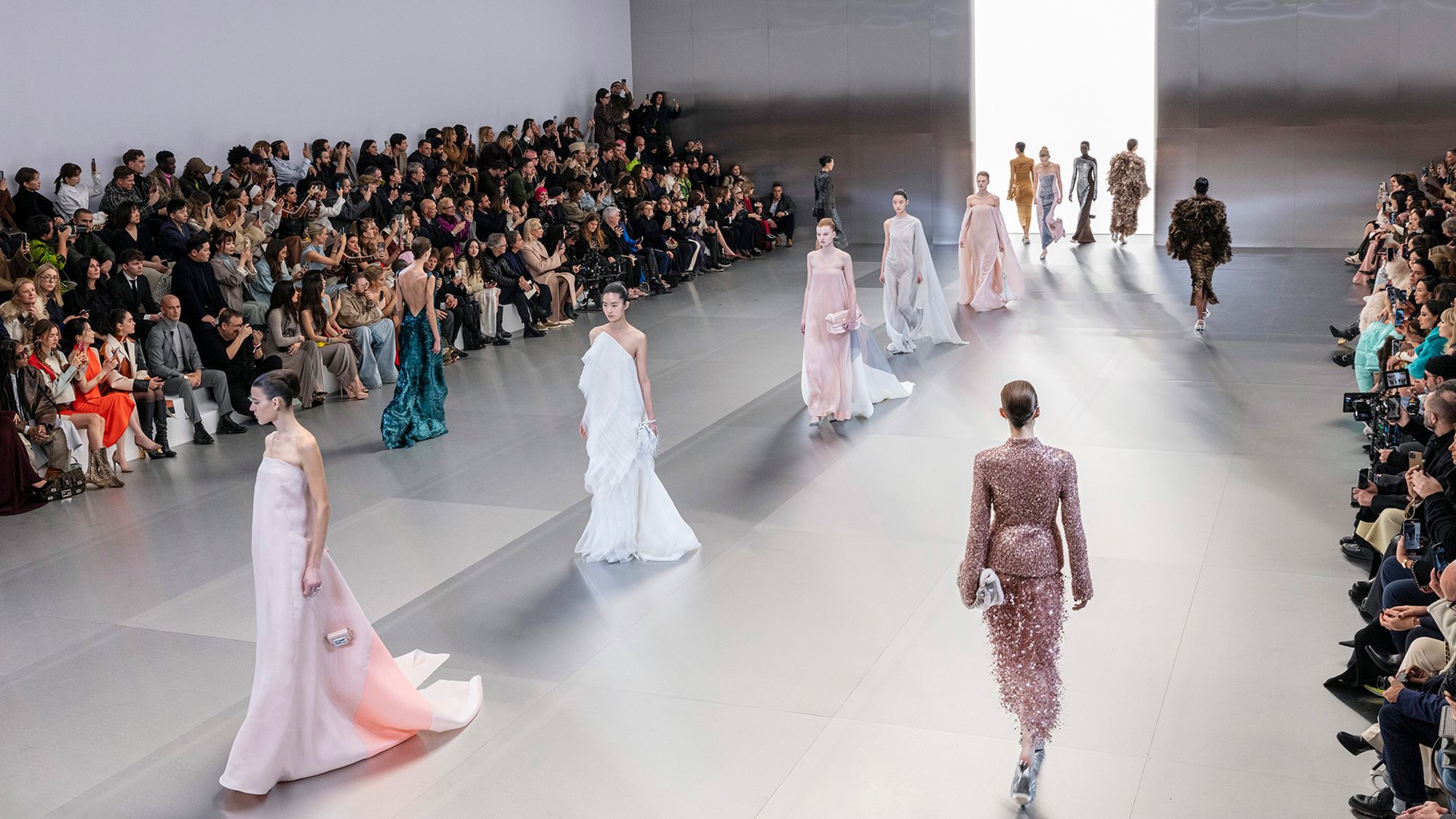 Tương lai của thời trang xa xỉ đang âm thầm thay đổi sau Paris Couture Week 2024?