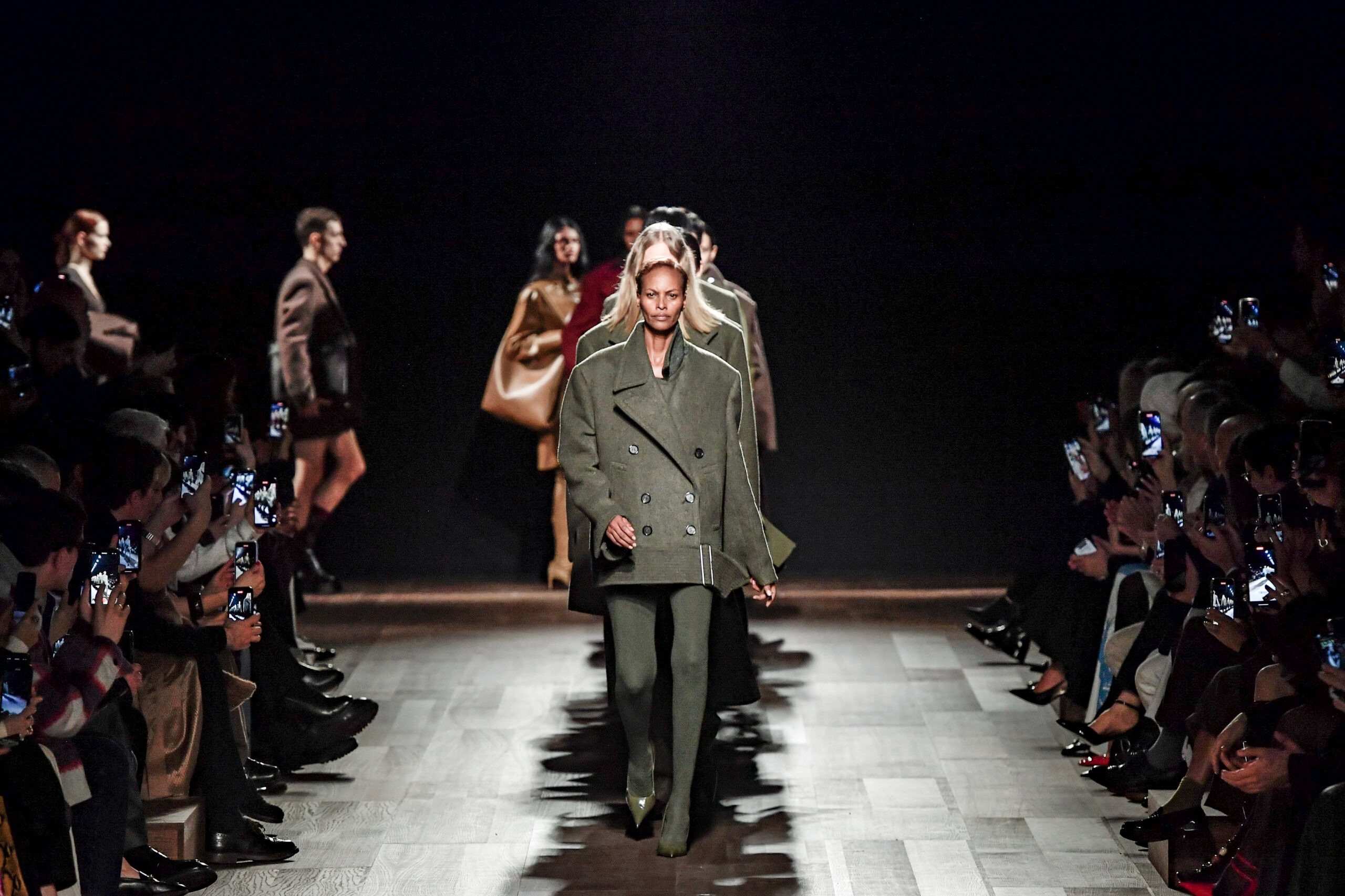 Ferragamo Fall 2024 - Áo xanh thời chiến, những năm tự do ở thập niên 20 và lăng kính sáng tạo ngoạn mục của Maximilian Davis 