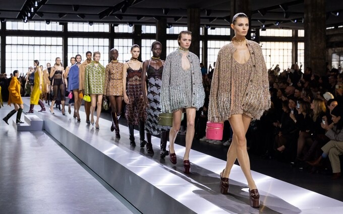 Gucci Fall 2024 - Giấc mơ thời trang biết đối thoại với thực tế của Sabato De Sarno