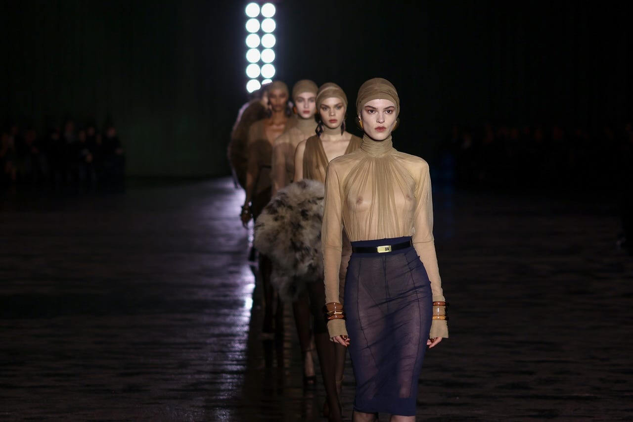 Saint Laurent Fall 2024 - Những chiếc “Naked Dresses” trái mùa và cuộc tái sinh kỷ nguyên “Transpency” của Yves Saint Laurent