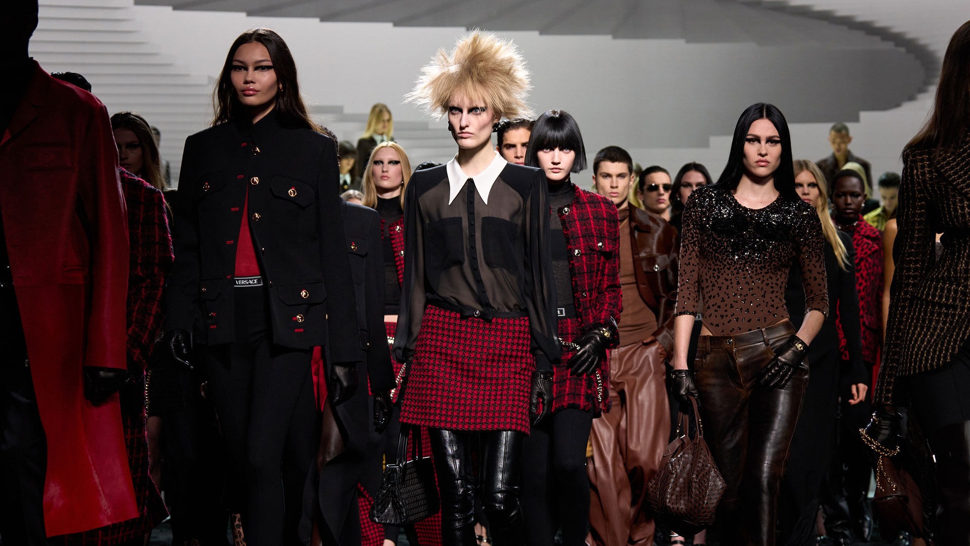 Versace Fall 2024 - Cuộc hội tụ của những đại minh tinh 