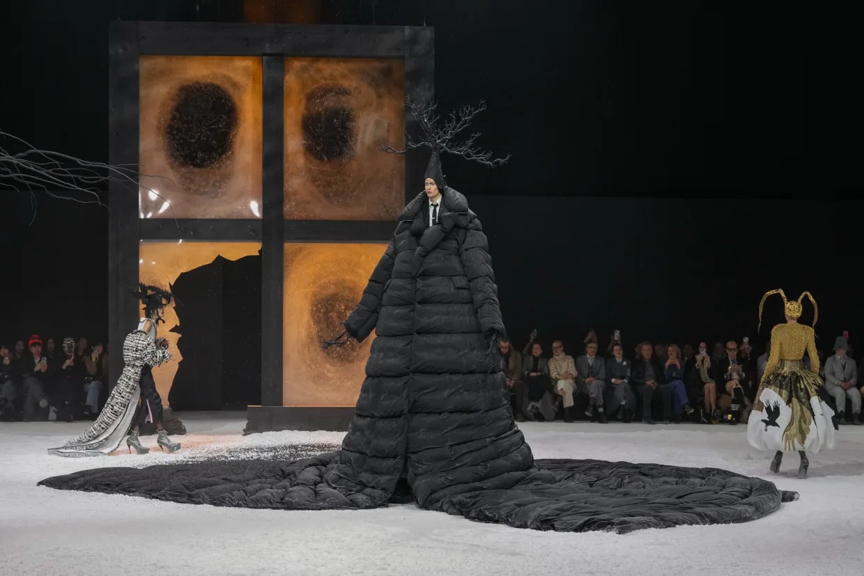 Thom Browne Fall 2024 - Tiểu thuyết Gothic được chuyển thể từ bài thơ “The Raven” bởi lăng kính mộng mơ của nhà thiết kế Mỹ 