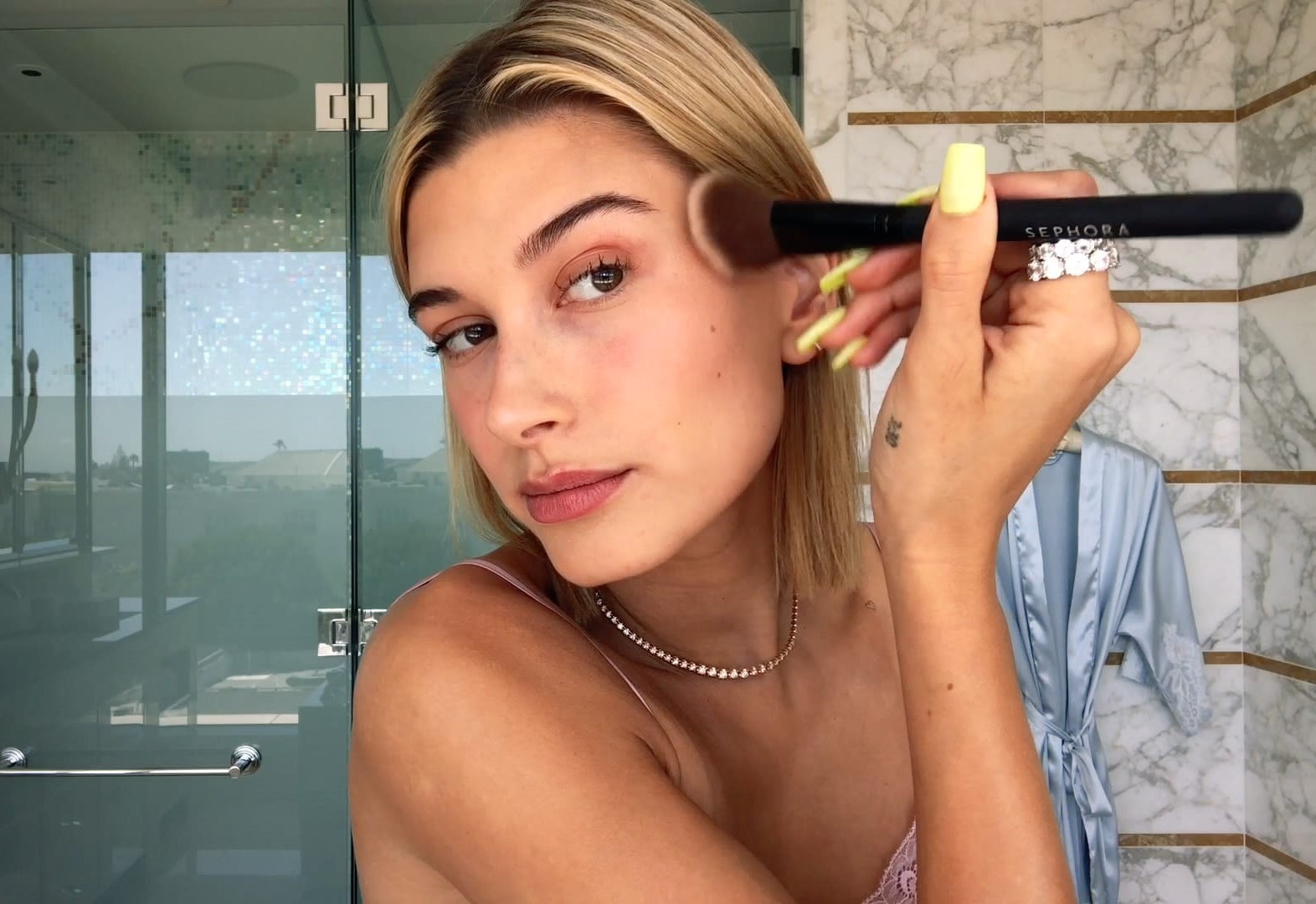 Học lỏm 5 xu hướng trang điểm từ "bà hoàng tạo trend" Hailey Bieber