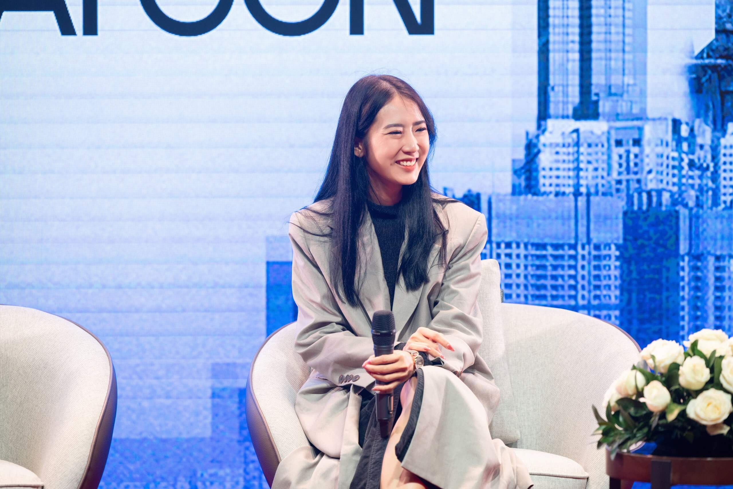 from sue tại sr fashion business talk
