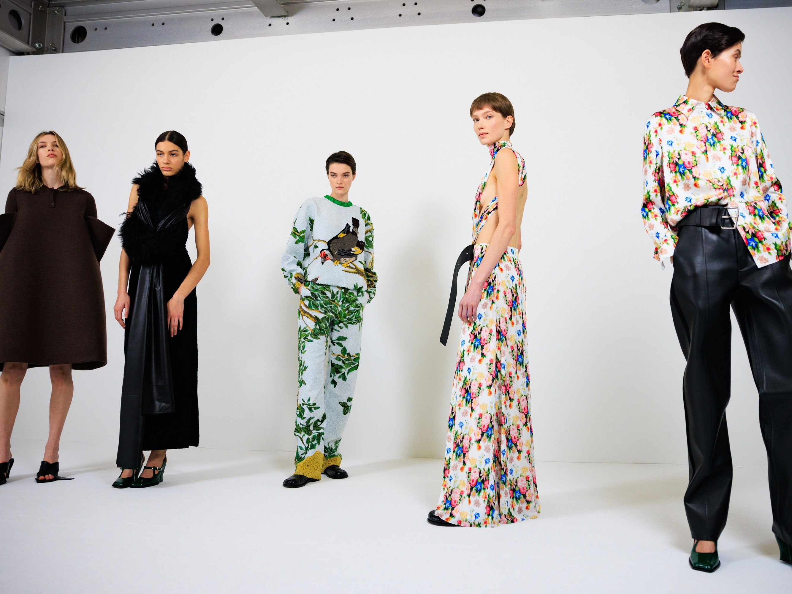 Loewe Fall 2024 - Khi Jonathan Anderson ghé thăm đồng cỏ nở hoa của họa sĩ Albert York