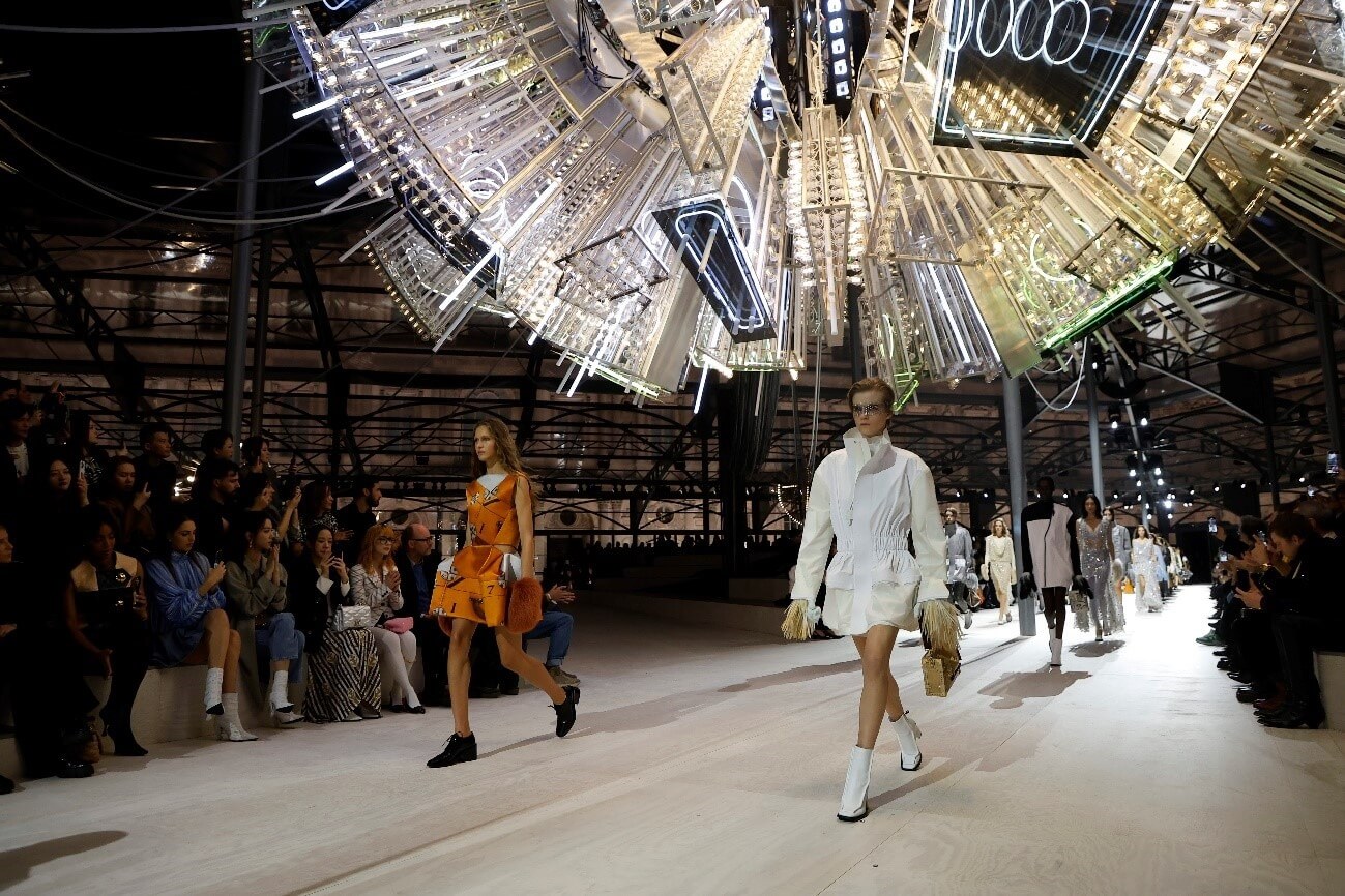 Louis Vuitton Fall 2024 - Chuyến tàu sáng tạo kỷ niệm 10 năm Nicolas Ghesquière dẫn dắt nhà mốt Pháp 