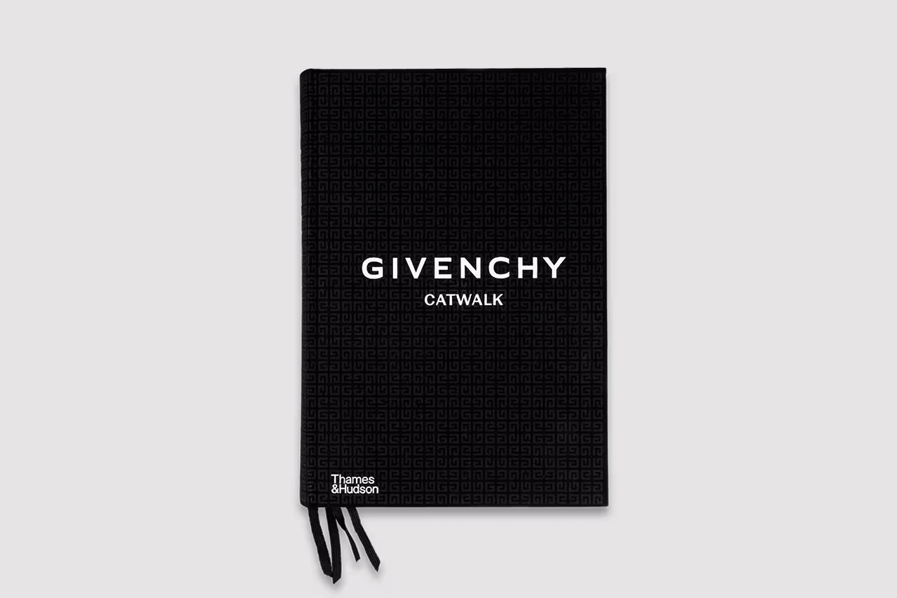 Givenchy Catwalk - Cuốn Coffee Table Book tuyệt đẹp dành cho các tín đồ thời trang