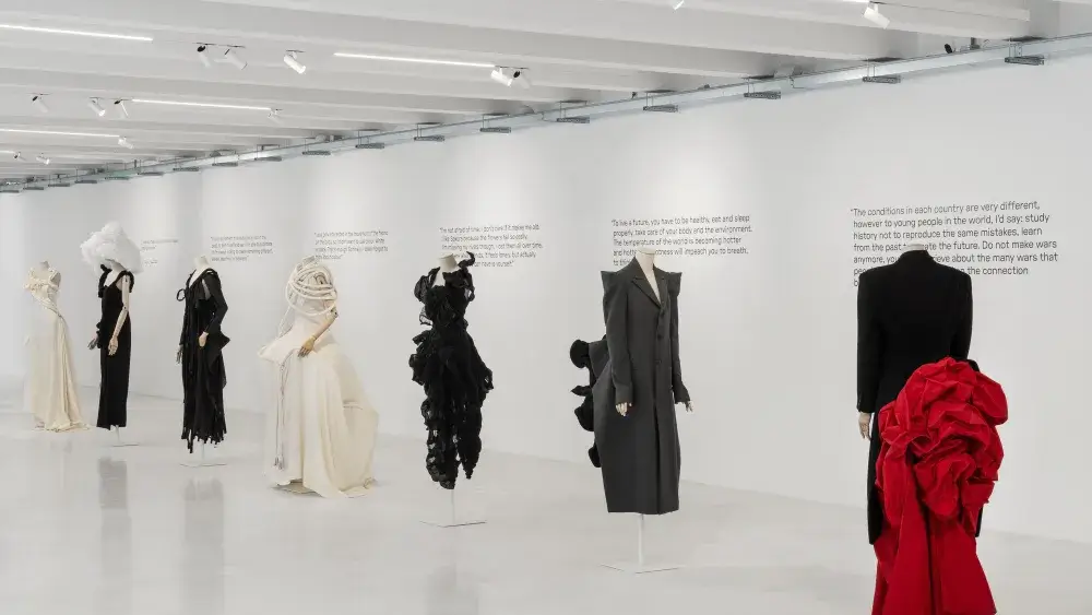 Cuộc ‘hồi tưởng’ về các tác phẩm của Yohji Yamamoto tại bảo tàng 10 Corso Como ở Milan, Ý