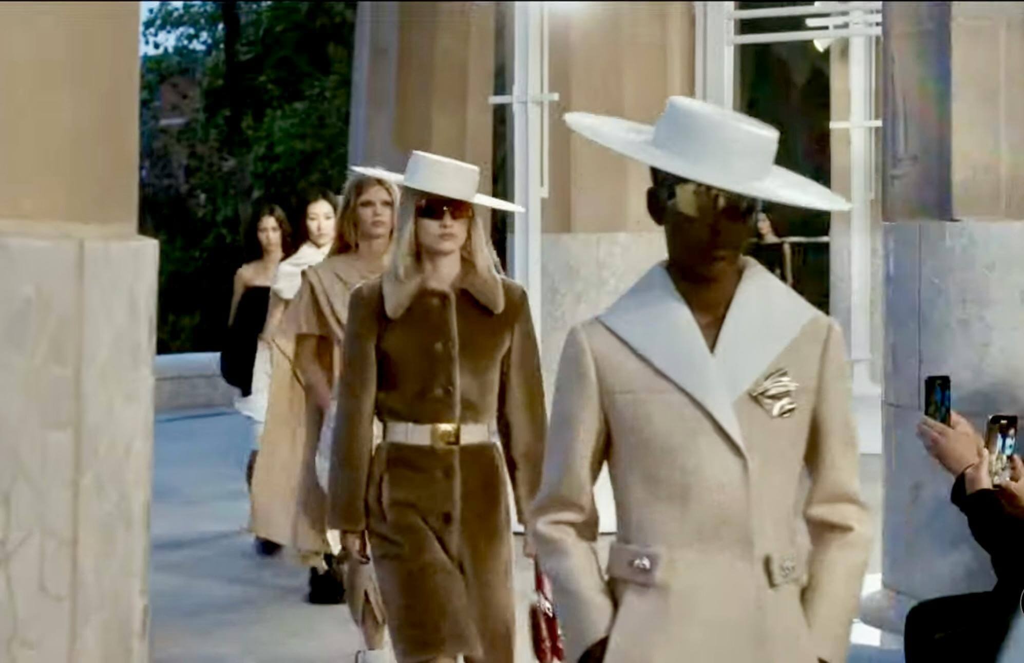 Louis Vuitton Cruise 2025 - Nicolas Ghesquière đến Barcelona, Tây Ban Nha kể chuyện cổ tích 