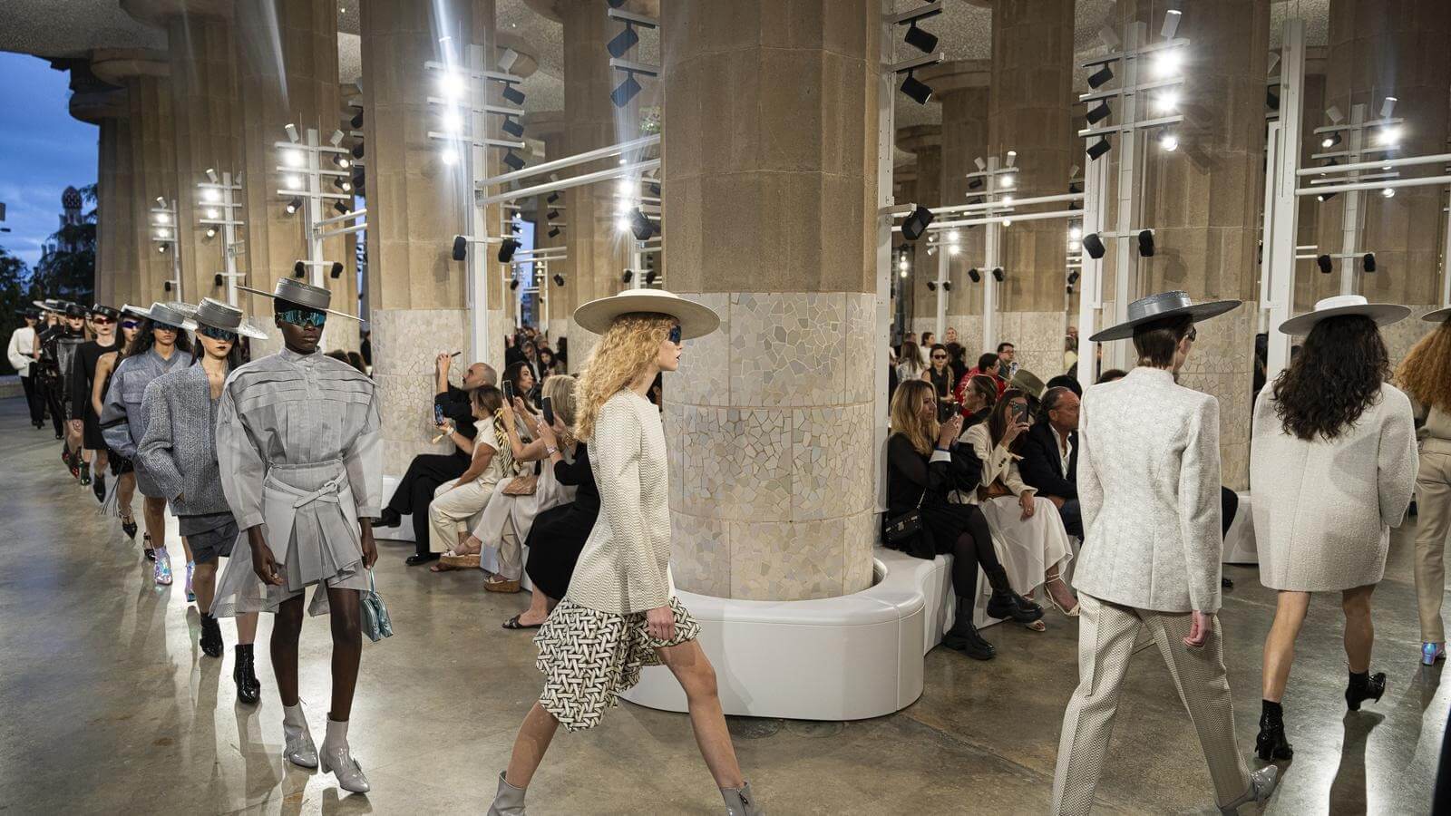 Hinh anh Louis Vuitton Cruise 2025 - Nicolas Ghesquière đến Barcelona, Tây Ban Nha kể chuyện cổ tích 3