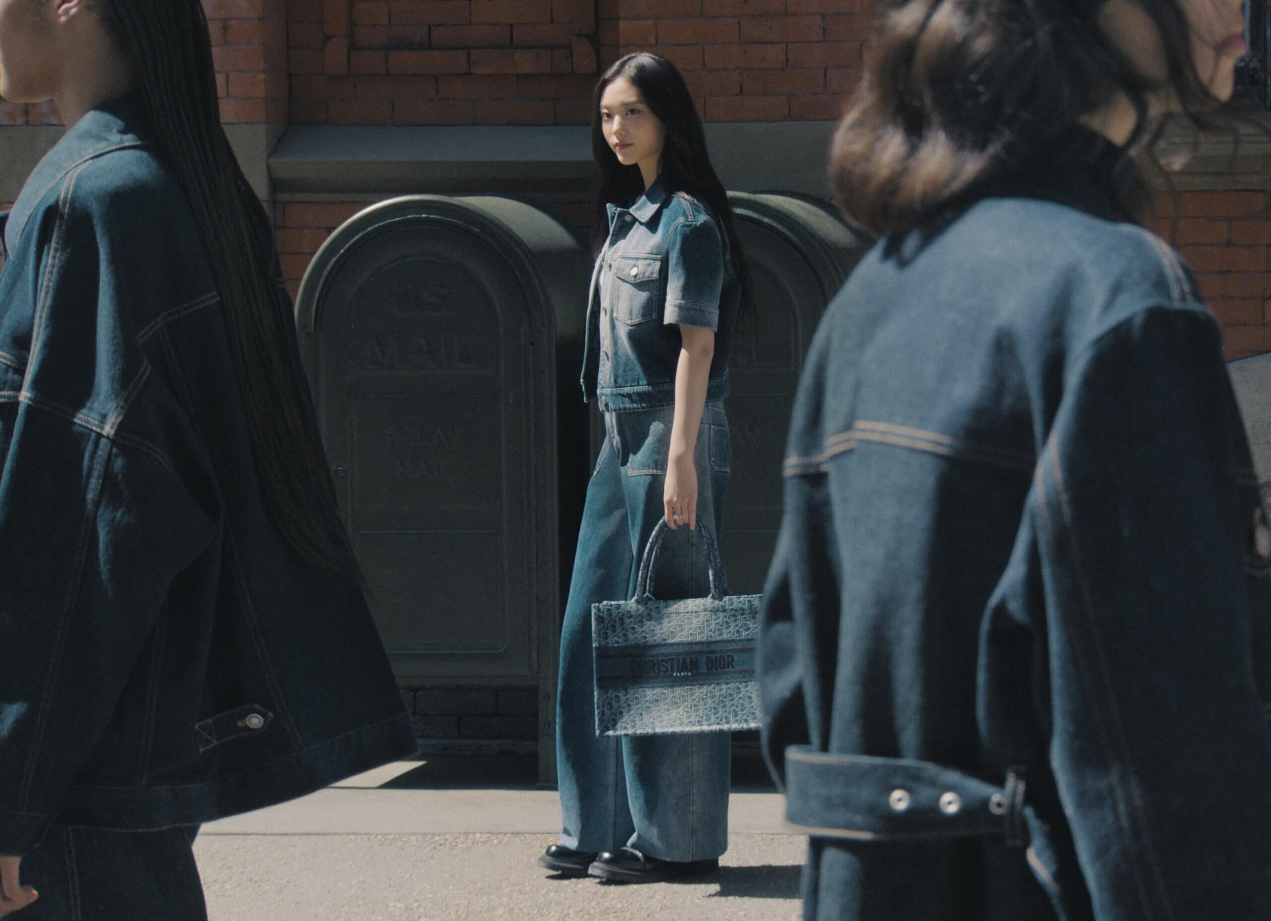 Hinh anh Đại sứ Dior Haerin thu hút mọi ánh nhìn trên đường phố New York trong BST Dior Fall 2024 1