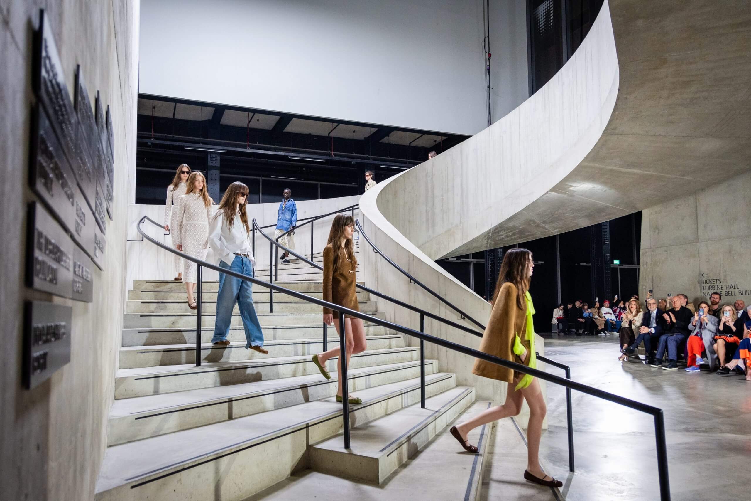 Hinh anh Gucci Cruise 2025 - Sabato De Sarno “hâm nóng” mối tình giữa nhà mốt Ý và London 10