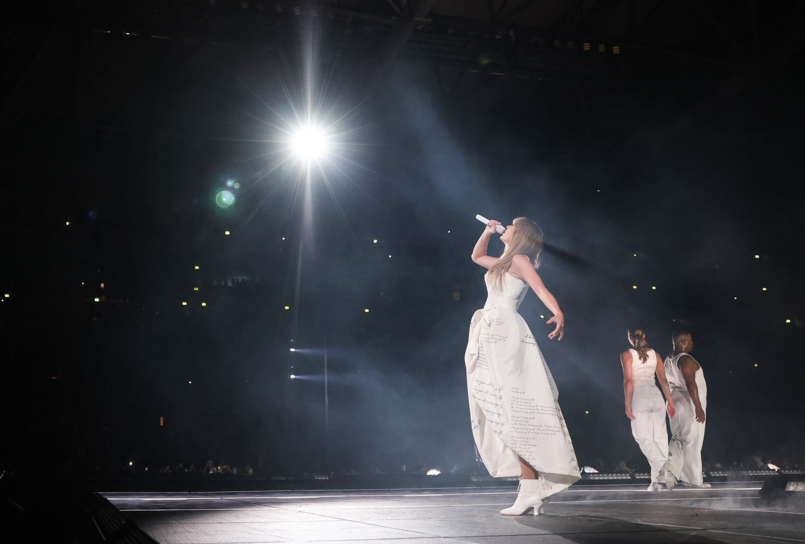 Hinh anh Câu chuyện phía sau những đôi giày Chritian Louboutin lấp lánh mà Taylor Swift lựa chọn cho chuyến lưu diễn Eras Tour 5