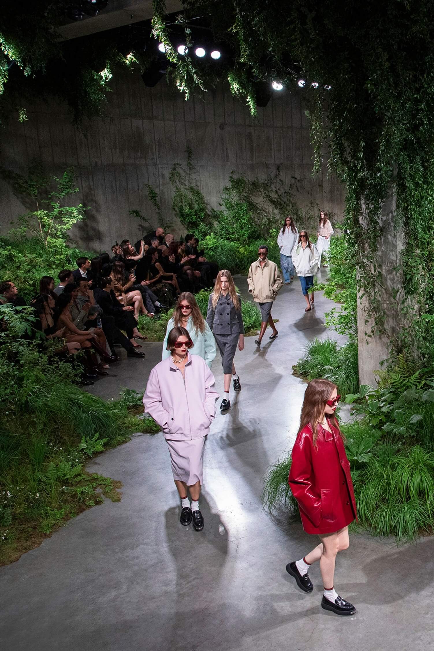Hinh anh Gucci Cruise 2025 - Sabato De Sarno “hâm nóng” mối tình giữa nhà mốt Ý và London 2