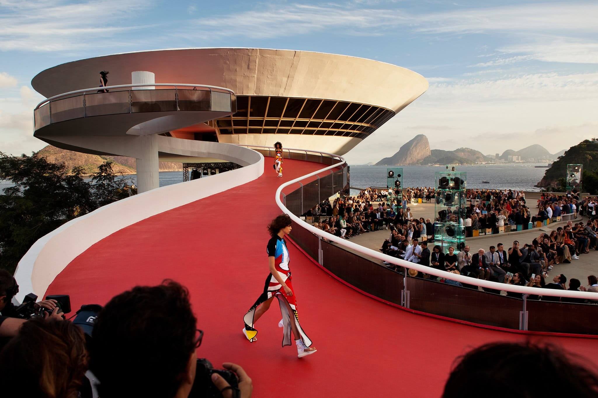 Hinh anh Louis Vuitton Cruise 2025 tại Barcelona 2