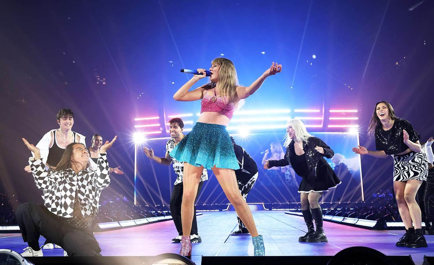Hinh anh Câu chuyện phía sau những đôi giày Chritian Louboutin lấp lánh mà Taylor Swift lựa chọn cho chuyến lưu diễn Eras Tour 3