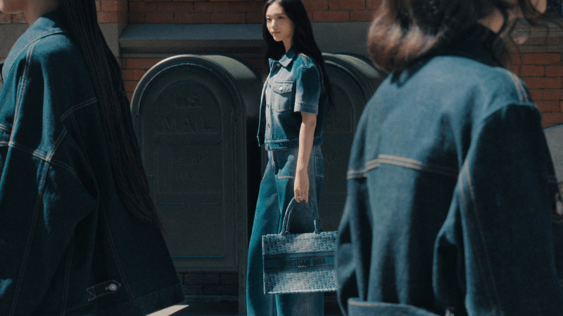 Đại sứ Dior Haerin thu hút mọi ánh nhìn trên đường phố New York trong BST Dior Fall 2024