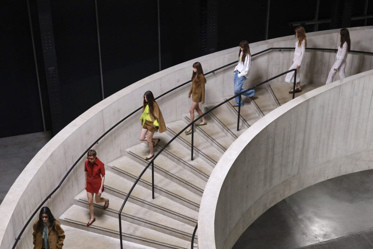 Gucci Cruise 2025 - Sabato De Sarno “hâm nóng” mối tình giữa nhà mốt Ý và London 