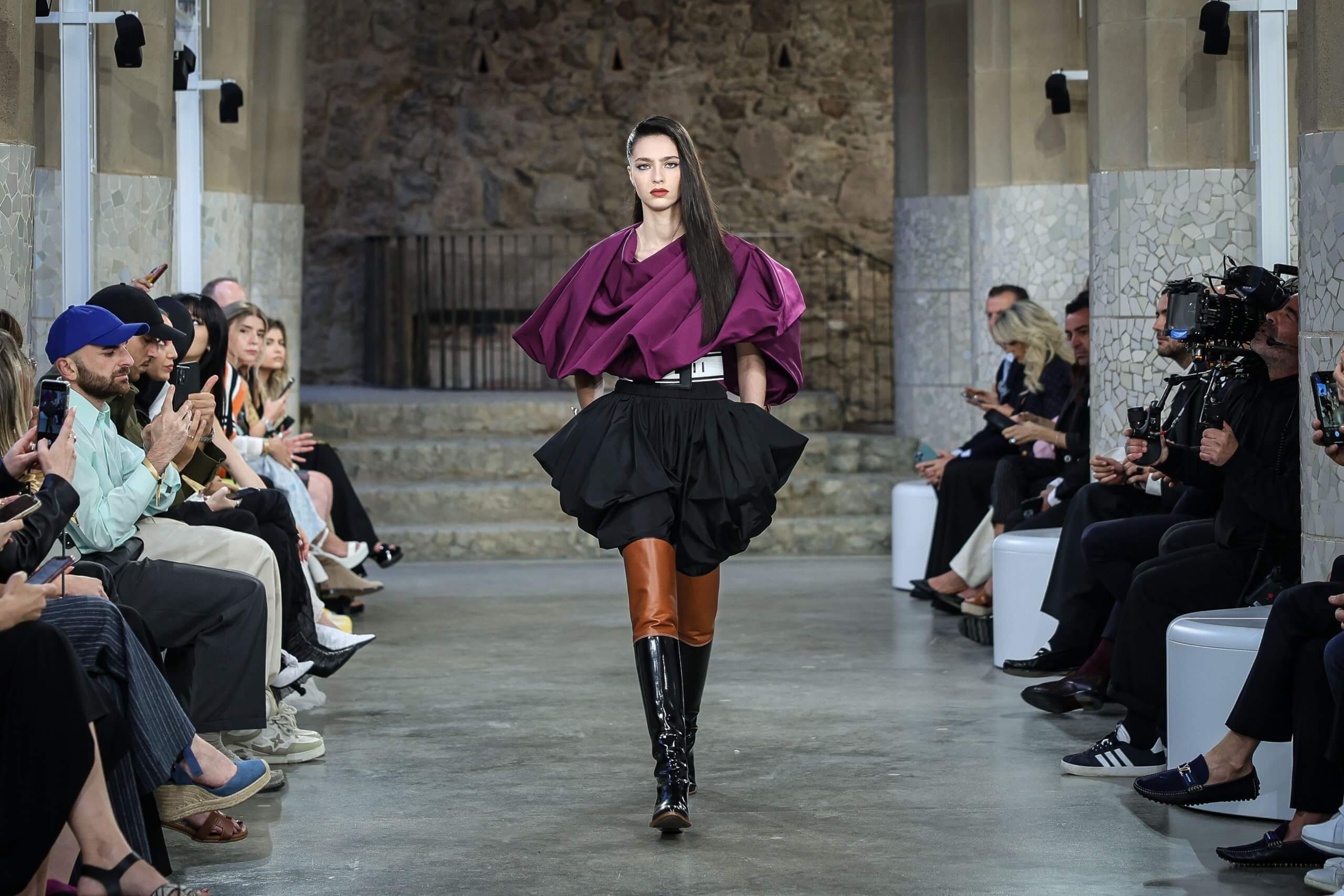 Hinh anh Louis Vuitton Cruise 2025 - Nicolas Ghesquière đến Barcelona, Tây Ban Nha kể chuyện cổ tích 14