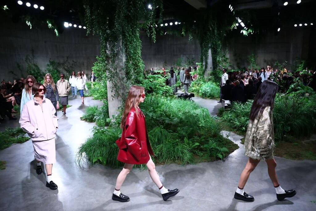 Hinh anh Gucci Cruise 2025 - Sabato De Sarno “hâm nóng” mối tình giữa nhà mốt Ý và London 6