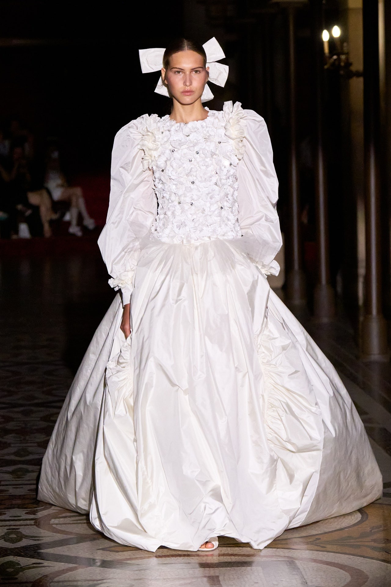 Hinh anh Chanel Couture Fall 2024 - Lời thì thầm về quá khứ huyền thoại của nhà mốt Pháp 11