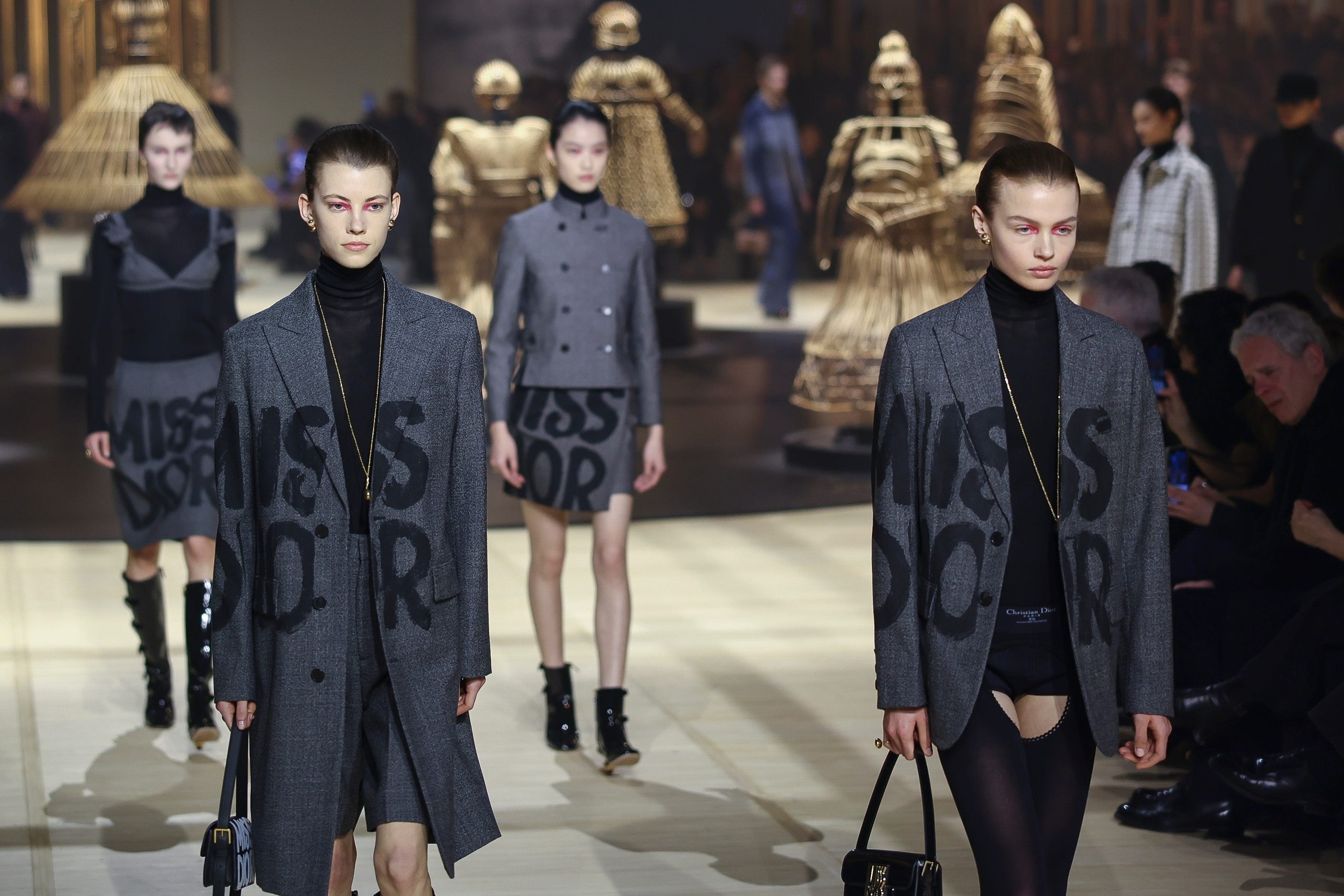 Dior vướng phải lùm xùm về bóc lột lao động 
