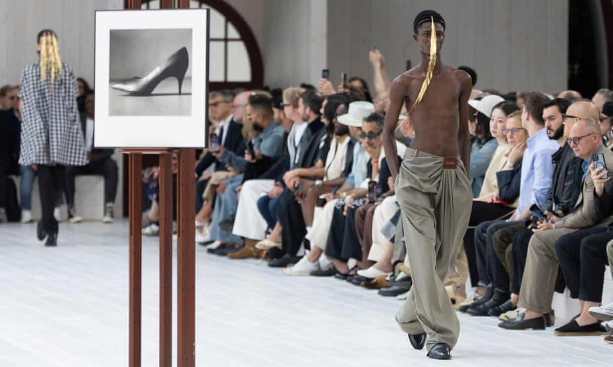 Hinh anh Loewe Spring 2025 Menswear - Sự kiềm chế của Jonathan Anderson 2