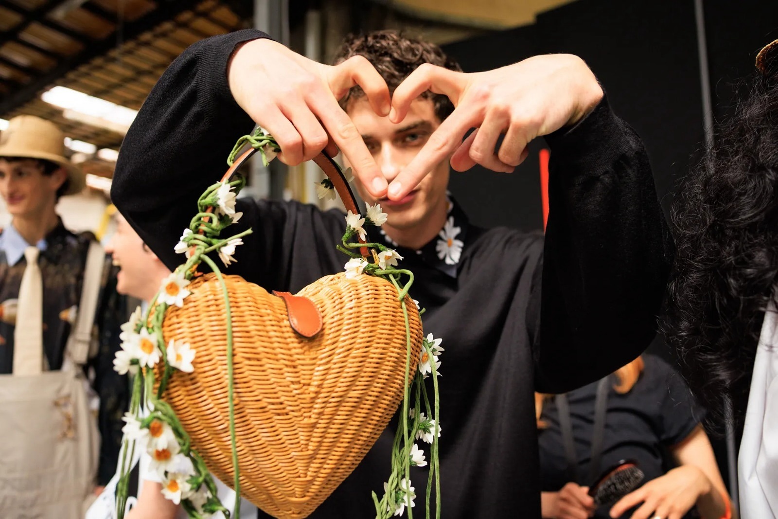 Hinh anh Moschino Spring 2025 Menswear - Lăng kính đậm chất sân khấu của Adrian Appiolaza về phong cách sống ở Ý 18