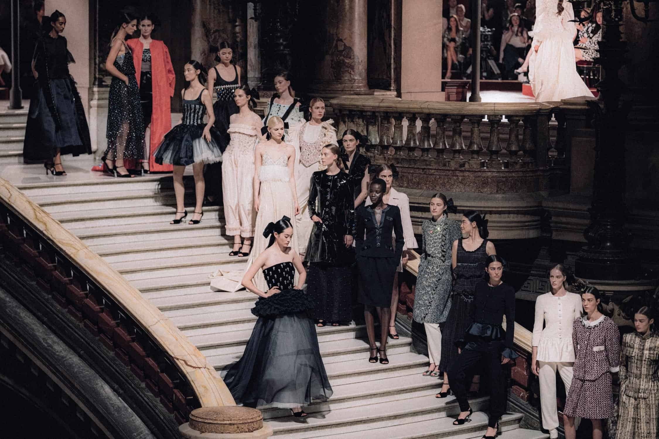Chanel Couture Fall 2024 - Lời thì thầm về quá khứ huyền thoại của nhà mốt Pháp