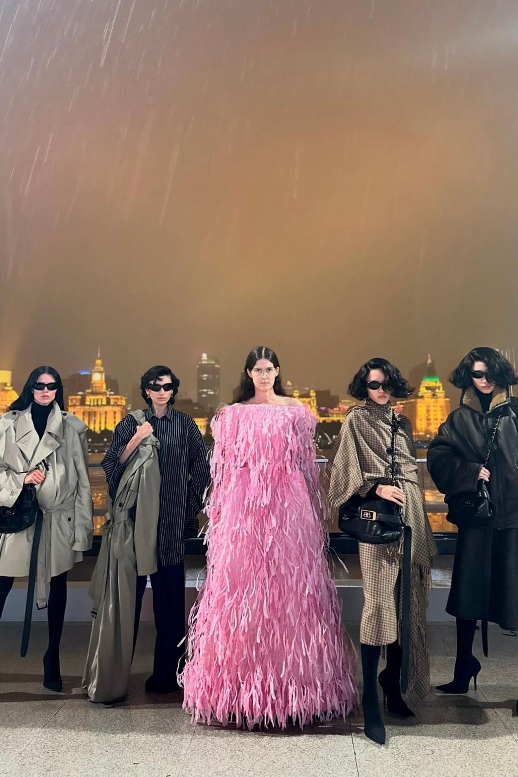 Hinh anh Balenciaga Spring 2025 - Cơn mưa mang điềm báo cho tương lai của Balenciaga ở Thượng Hải 2