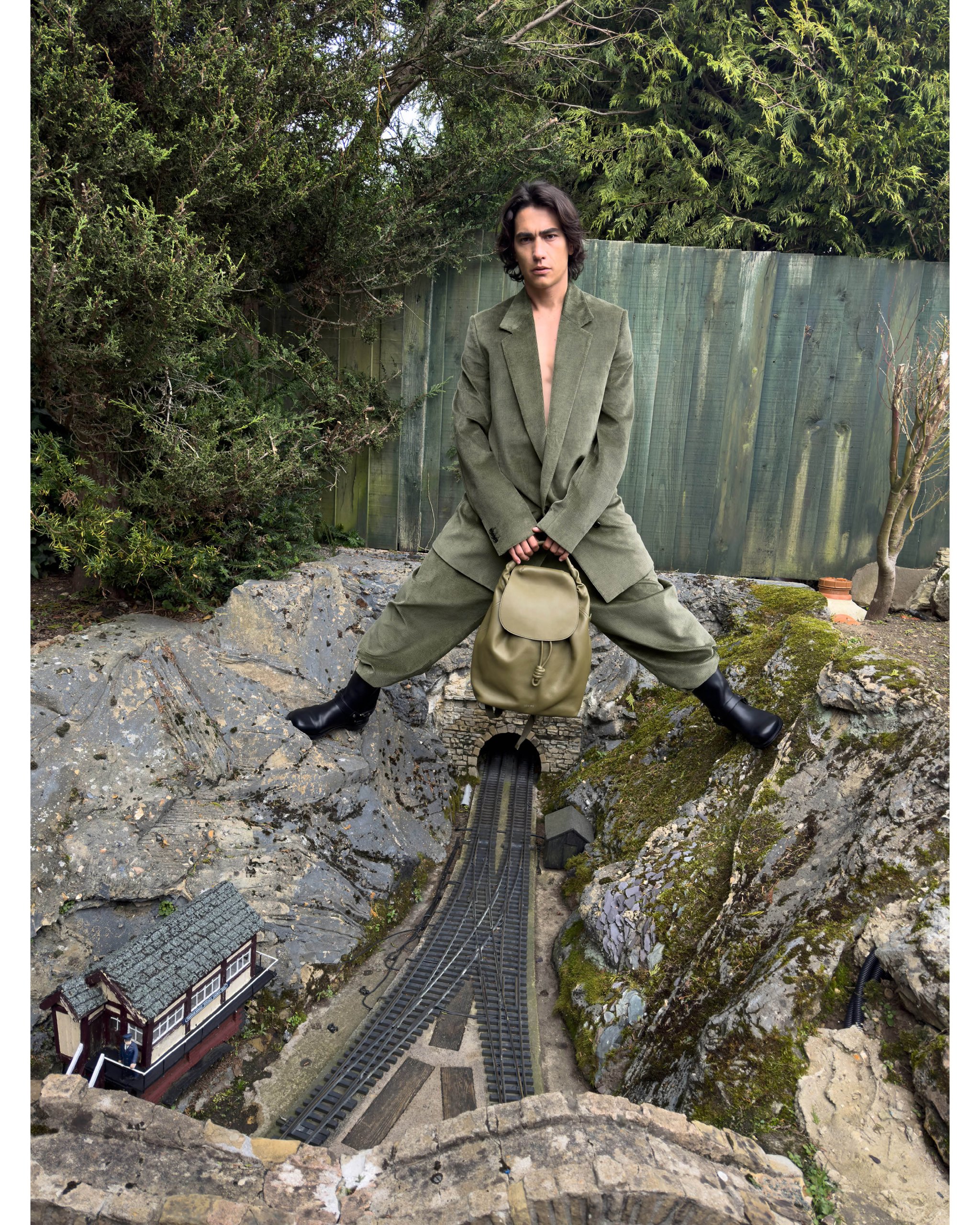 Hinh anh LOEWE Pre-Fall 2024: Sự sáng tạo không biên giới của Jonathan Anderson trong ngôi làng tí hon 4