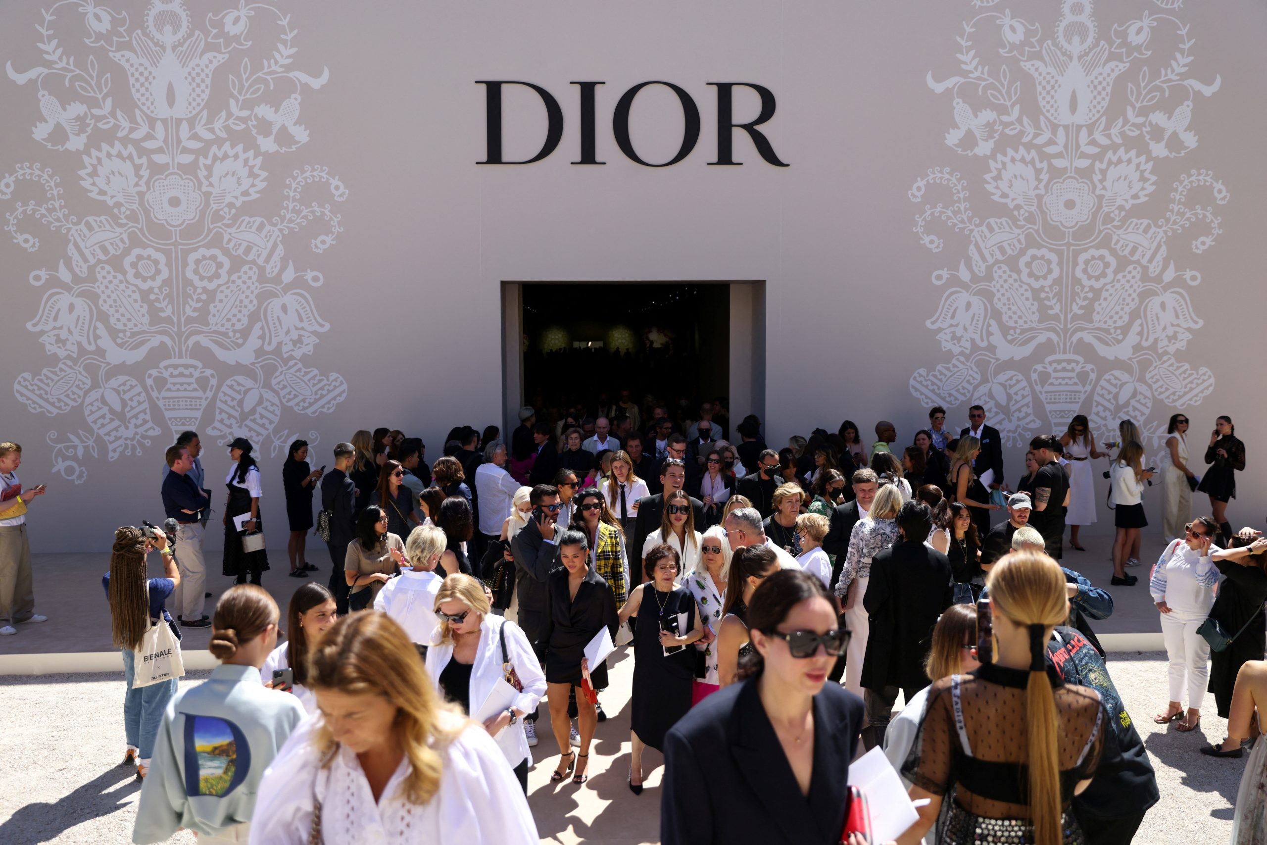 Hinh anh Dior vướng phải lùm xùm về bóc lột lao động 1