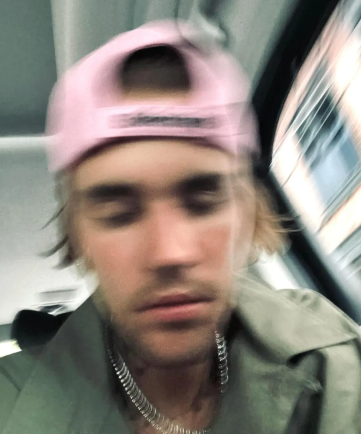 con của Hailey Bieber