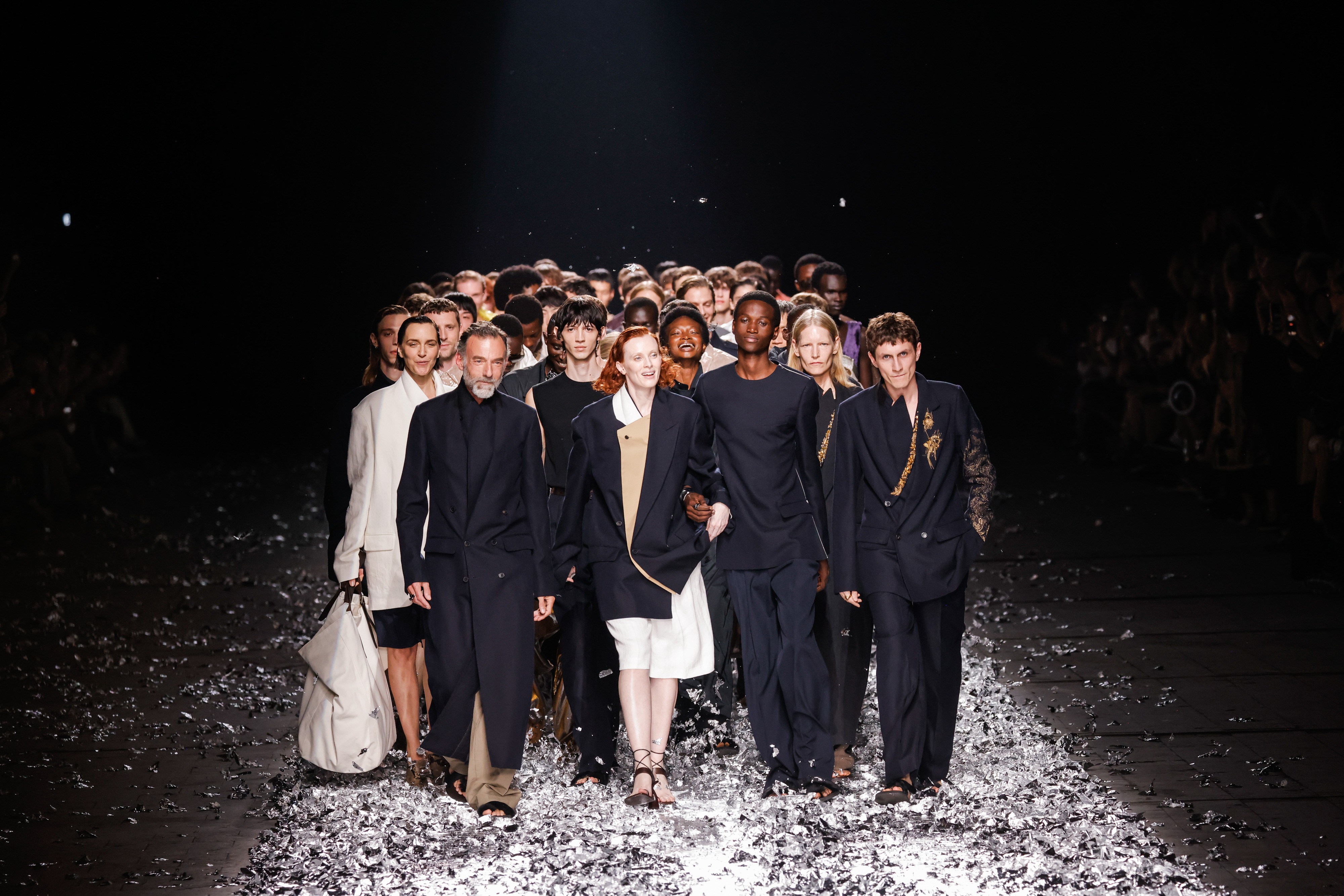 Dries Van Noten Spring 2025 Menswear - Những gì Dries Van Noten làm chưa bao giờ là cũ kỹ 