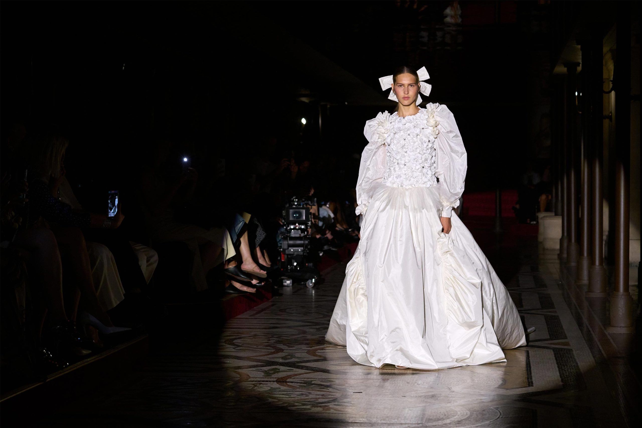 Hinh anh Chanel Couture Fall 2024 - Lời thì thầm về quá khứ huyền thoại của nhà mốt Pháp 12